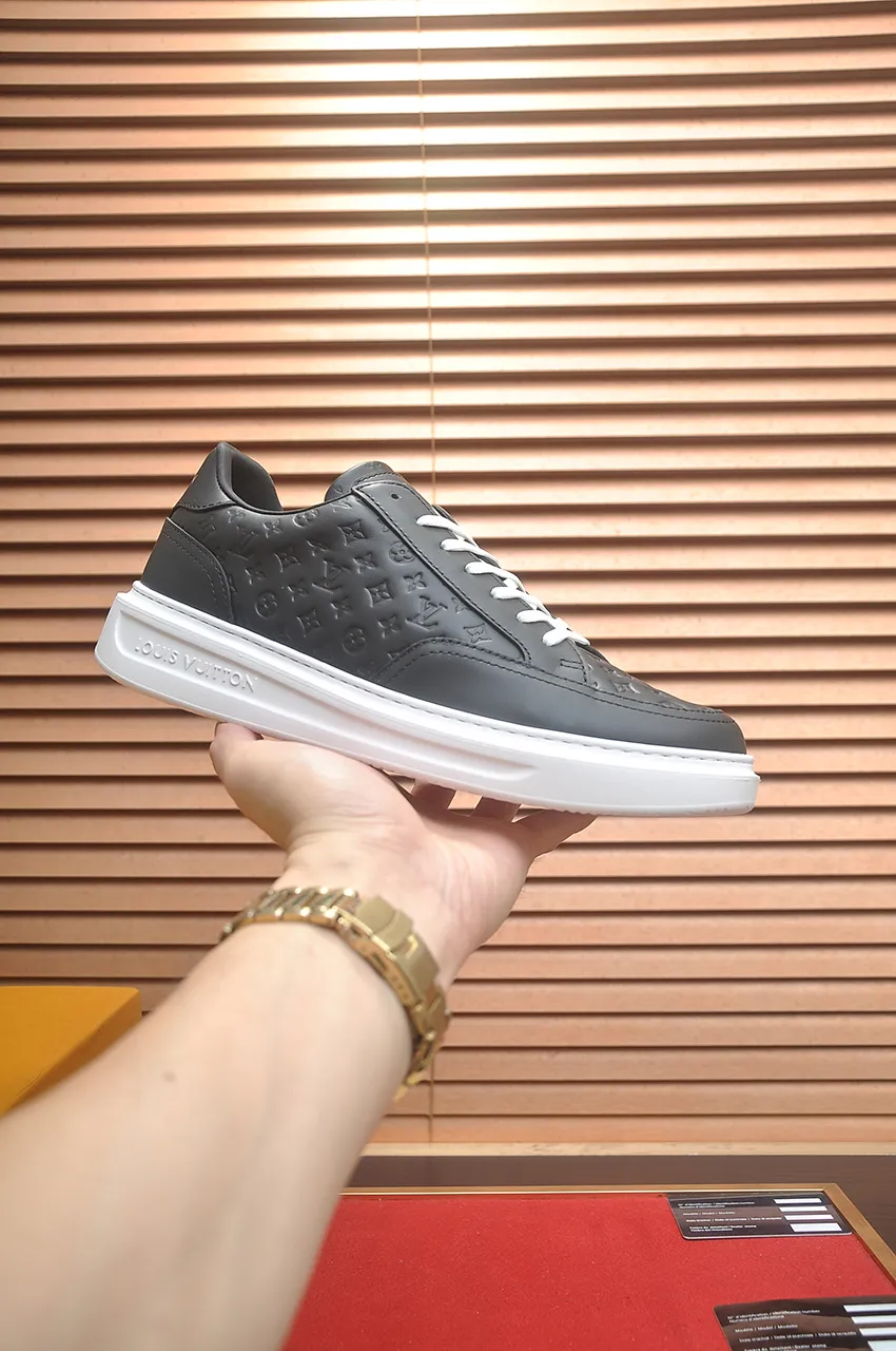 Men's men's shoes 💰640💶Original development, quality shipping, welcome to compare - LV sneaker series sports shoes introduce the loose silhouette of the ready-to-wear series into the spring and summer men's wear shows and make an eye-catching appearance. The cow leather upper is combined with rough fabric laces, and colorful beading highlights the brand's classic elements. LV letters mark the tongue and Monogram floral outsole. Mixed materials Made of top-grain cowhide, thick shoelace design, large Monogram print on the side, mesh lining and cotton feet, the comfort is as extreme as ever, premium heritage, quality first, worth owning! Size: Men’s 38-45 (45 is custom-made and cannot be returned or exchanged)